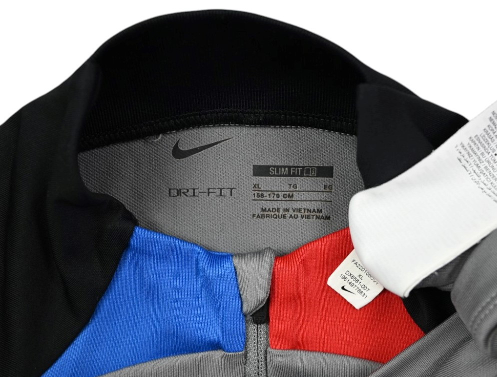 2022-23 BARCELONA BLUZA XL. BOYS