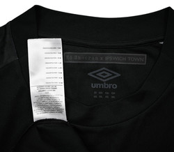 2022-23 IPSWICH TOWN ED SHEERAN BLACKOUT KOSZULKA XXL